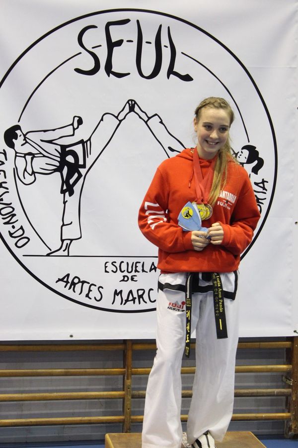 22-11-14 Entrega Medallas May (31).jpg